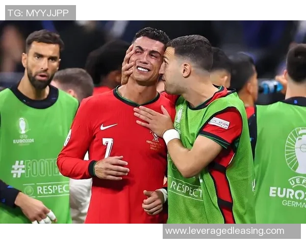 球迷疯狂冲入赛场夺C罗球衣引发热议与争议