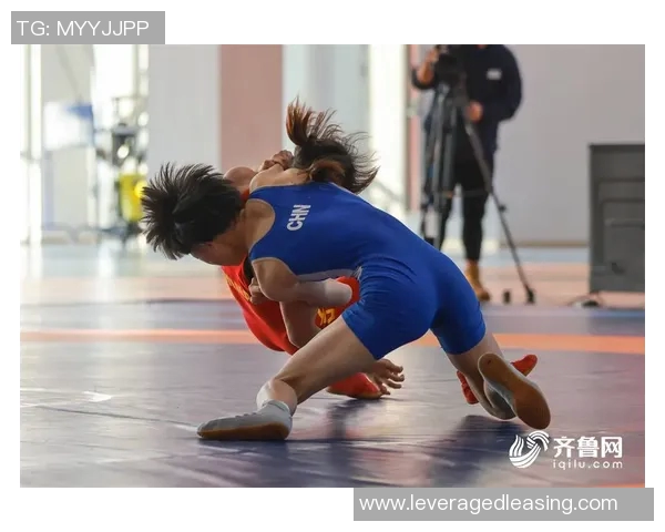 女子暴力摔跤赛事引发热议挑战传统观念与性别角色的边界